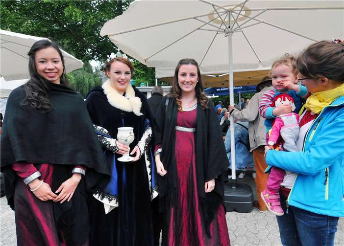 Die Weinkönigin Franziska I aus Heimersheim mitihrem Gefolge besuchte das erste Weinfest an der Ahr.