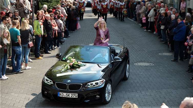 Die Weinkönigin Isabell aus Hatzenport begrüßte die Zuschauer standesgemäß von e...