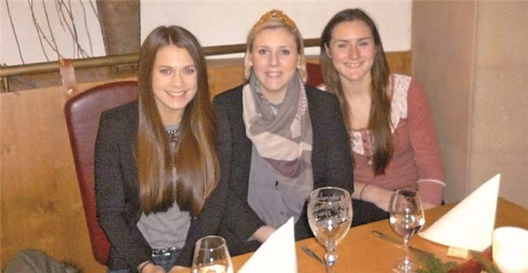 Die Weinkönigin Judith Baltes (Mitte) sowie ihre Prinzessinnen Ruth und Analia waren natürlich mit dabei.