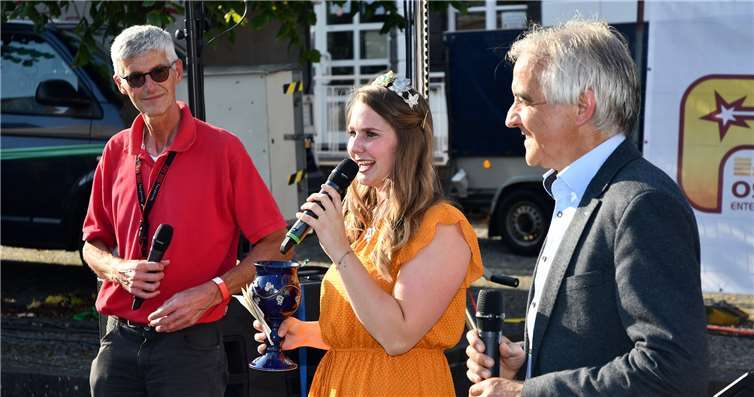 Die Weinkönigin aus Heimersheim Annette Hoffmann (Mitte) eröffnete den Sinziger Weinsommer unter dem Titel „Wein & Concert“. Foto: RASCH