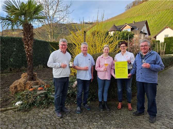 Die Weinkönigin freut sich mit teilnehmenden Betrieben und Veranstalter VVV auf den Emmausgang. Personen von links: Gotthard Emmerich (Weingut Emmerich), Gerhard Lorenz (Weingut Ockenfels), Weinkönigin Katharina I. (Helmes), Bettina Reisdorf (2. Vorsitzende VVV), Rudolf Hugemann (Weingut Hugemann).  Foto: Martin Emmerich, VVV