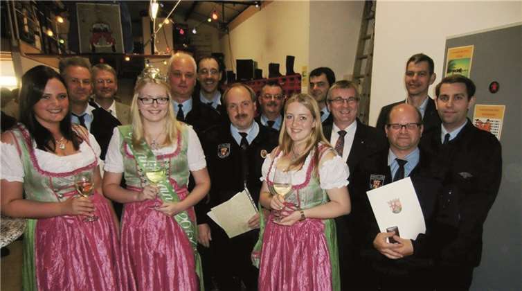 Die Weinkönigin stattete den Feuerwehrleuten einen Besuch ab.privat