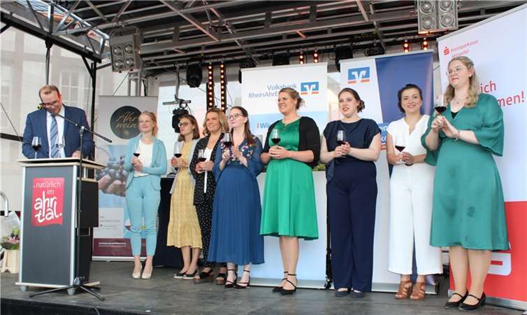 Die Weinköniginnen des Ahrtals gaben sich auf der Weinmarkt-Bühne die Ehre.