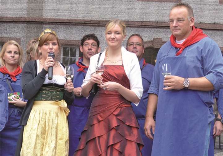 Die „Weinköniginnen“ luden die Besucher persönlich zum 43. Koblenzer Weinfest nach Lay ein. privat