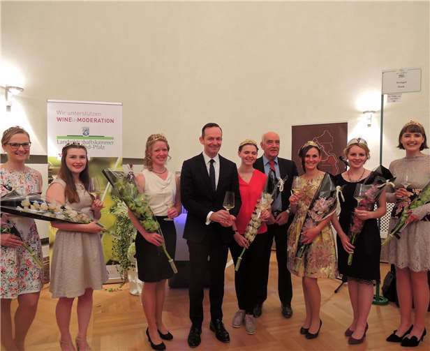 Die Weinköniginnen wurden durch Minister Volker Wissing undÖkonomierat Norbert Schindler im Kurfürstlichen Schloss begrüßt. Fotos: BSB