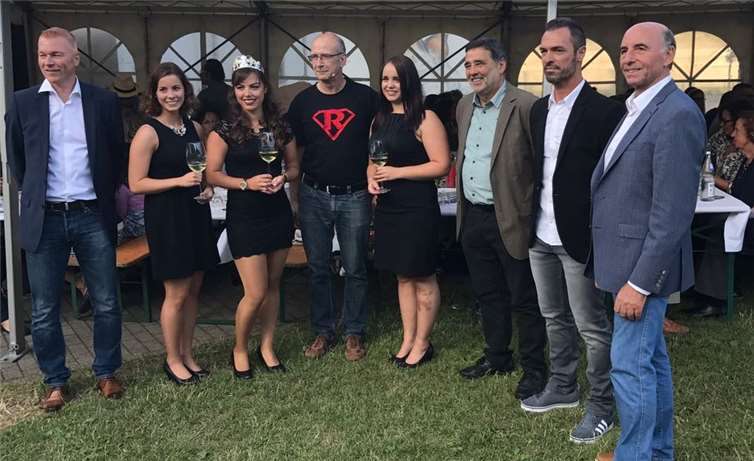 Die Weinmajestäten Aileen I, Lisa und Julia wurden verabschiedet. Sie repräsentierten den Weinort Kattenes über die Jahre 2015 und 2016..privat