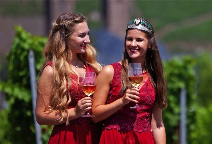 Die Weinmajestäten Prinzessin Marie und Königin Sarah I. (v.l.).Foto: privat