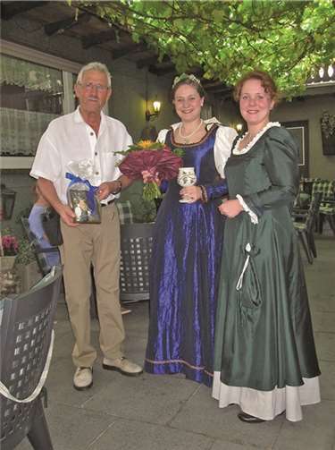 Die Weinmajestäten Weinkönigin Hannah I und Hofdame Daniela fachsimpelten mit Hausherr Franz Schäfer über den Heimersheimer Wein.privat