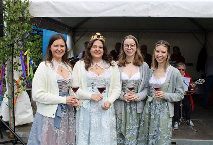 Weinfrühling Mittelahr als perfektes Gemeinschaftswerk dreier Mittelahr-Orte Die Weinmajestäten aus Dernau und Rech eröffneten den Weinfrühling auf dem Festplatz in Dernau. Foto: DU