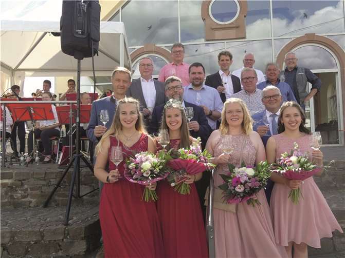 Die Weinmajestäten aus Kaisersesch und Ernst eröffneten in prominenter Begleitung das beliebte Eifeler Weinfest „Esch macht Ernst“. Fotos: TE