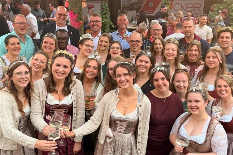 Die Weinmajestäten aus Rheinbrohl und Hammerstein mit ihren zahlreichen Gästen. 
