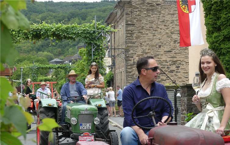 Die Weinmajestäten aus derRegion durften beim Festumzug auf Traktoren Platz nehmen.