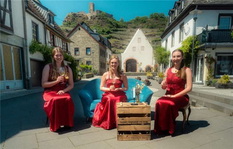 Die Weinmajestäten begrüßen zum „Wohnzimmer-Weinfest“. Foto: Sascha Priesters