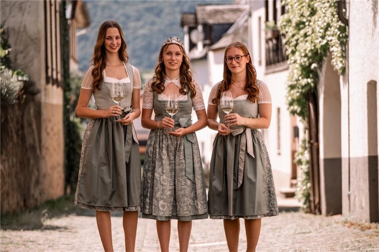 Die Weinmajestäten: links Weinprinzessin Nike, rechts Weinprinzessin Amelie und Weinkönigin Leonie.