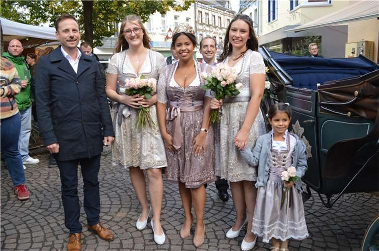 Die Weinmajestäten mit Bürgermeister Björn Ingendahl.