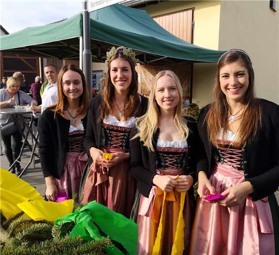 Die Weinmajestäten schmückten den Kirmesbaum.Privat