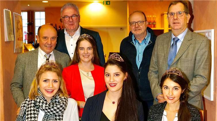 Die Weinmajestäten trugen sich ins Goldene Buch der VG Altenahr ein.