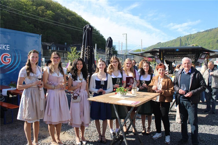 Die Weinmajestäten von Altenahr, Rech und Dernau (von links) eröffneten gemeinsam mit Ingrid Näkel-Surges und Helmut Fischer (WeinKulturDorf Dernau e.V.) auf dem Dernauer Weinfestplatz den Weinfrühling Mittelahr. Fotos: DU