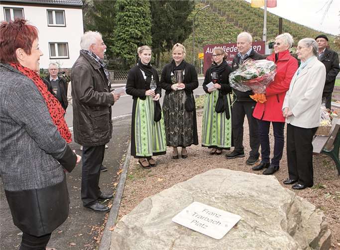 Die Weinmajestäten von Dernau gratulierten Franz Trarbach ebenso wie die stellvertretende Vorsitzende des Verkehrsvereins, Ingrid Näkel-Surges, und Ortsbürgermeister Alfred Sebastian. JOST