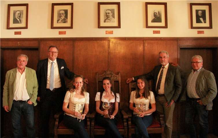 Die Weinmajestäten von Linz umrahmt von Bürgermeister Dr. Faust und seinen Beisitzern.