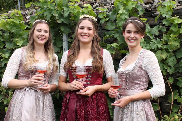 Die Weinmajestäten von Rheinbrohl und Hammerstein: Weinkönigin Cosima mit ihren Weinprinzessinnen Esther und Maike. Foto: privat
