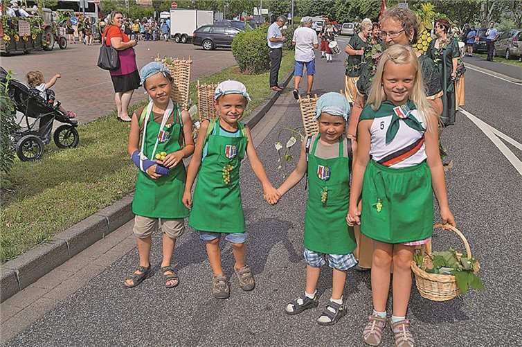 Die Weinprinzessinnen von morgen möchten Bacchus einen würdigen Empfang bereiten. privat