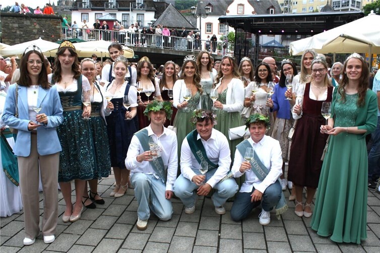Die Weinregentinnen und Weinregenten aus der Region Cochem hießen ein internationales Publikum erneut herzlich willkommen.