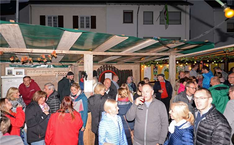 Die Weinstände waren gut bestücktmit bestem Wein aus eigenem Anbaugebiet.