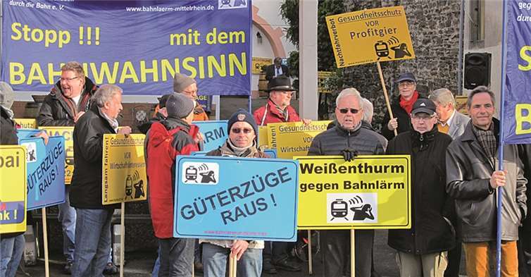 Die Weißenthurmer BI Mitglieder Johannes Juchem, Bernd Scharn und Herman Winter (v. l. ) bei der Mahnwache. privat
