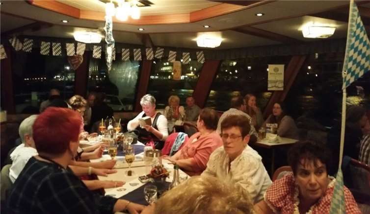 Die Weißenthurmer Möhnen an Bord des Partyschiffs. privat