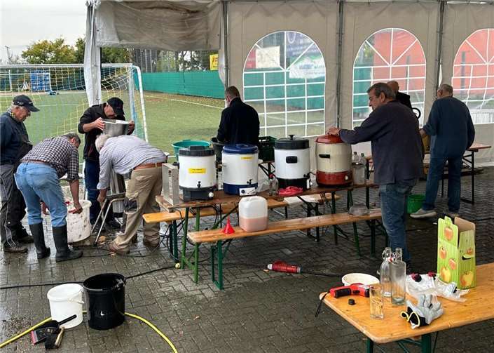 Die Weitersburger Initiative Streuobstwiese (W.I.S.O.) konnte gemeinsam mit engagierten Eltern und ihren Kindern rund 300 Liter Apfelsaft aus heimischen Weitersburger Äpfeln pressen. Foto: privat