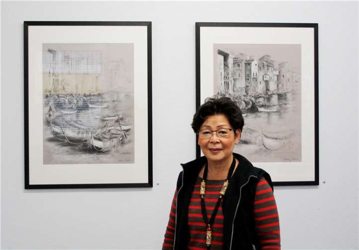 Die Welt-Reisende Hélène Michel vor zweien ihrer Bilder.privat