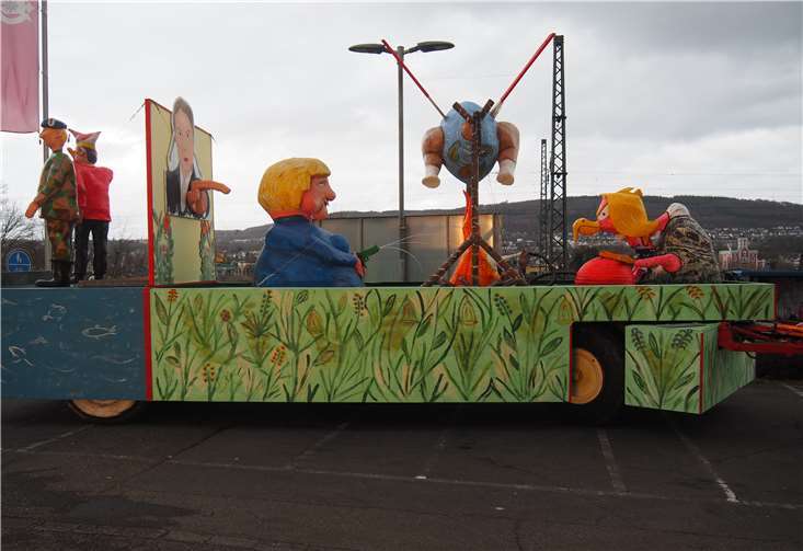 Die Welt als Grillhähnchen, Trump der das Feuer anschürt, Merkel, der nicht der große Wurf gelingt und Greta Thunberg, die sich das Ganze tadelnd anschaut - das alles ist auf dem Wagen der CCKK zu sehen. Foto: HH