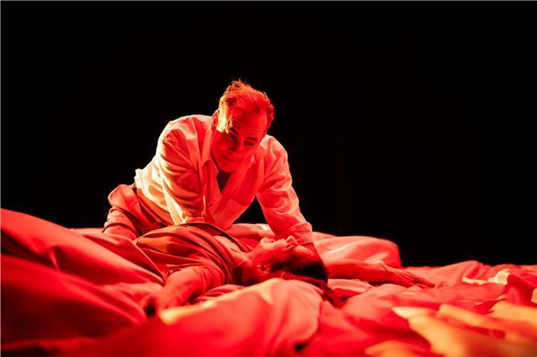 Die Welt des Theaters wird mit Heinrich von Kleists zeitlosem Meisterwerk „Amphitryon“ erneut auf die Bühne gebracht.  Foto: Landesbühne Rheinland-PfalzgGmbH