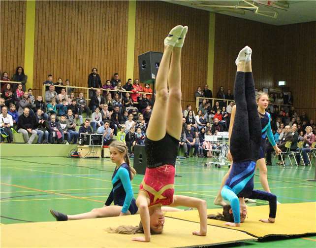 Die Welt steht Kopf: Die Schulturnerinnen begeisterten die Gäste beim Tag der offenen Tür in Kobern-Gondorf. Realschule plus und FOS Untermosel