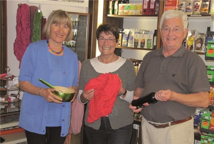 Die Weltladen-Mitarbeiterinnen Marie-Therese Prangenberg und Anni Schmitz sowie Eine-Welt-Vorsitzender Hans-Joachim Schmitz würden sich genauso wie alle weiteren Mitarbeiter über eine Verstärkung des Weltladenteams freuen. Privat