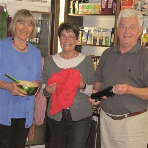 Die Weltladen-Mitarbeiterinnen Marie-Therese Prangenberg und Anni Schmitz sowie Eine-Welt-Vorsitzender Hans-Joachim Schmitz würden sich genauso wie alle weiteren Mitarbeiter über eine Verstärkung des Weltladenteams freuen.privat