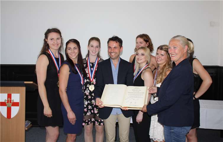 Cheerleader wollen wieder Weltmeister werden Die Weltmeisterinnen von 2018 verewigen sich im „Goldene Buch“ der Stadt Koblenz.Quelle: CTG