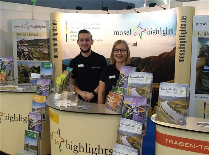 Die Werbegemeinschaft „4x Mosel“ warb mit dem Calmont auf dem Messedisplay auf der weltweit größten Publikumsmesse für Tourismus und Freizeit in Stuttgart. Vertreten wurde Sie von René Arnoldi (Ferienland Cochem) sowie Laura Harbecke (Zellerland Tourismus). Foto: privat