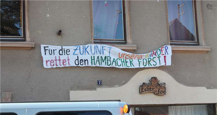 Die Werke werden zurzeit im Dorf ausgehangen.