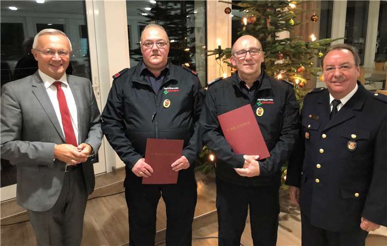 Die Werkfeuerwehr wurde für ihre tolle Arbeit belohnt. Von links: Landrat Achim Hallerbach, Ralf Krug, René Fallait und KFI Werner Böcking. Privat