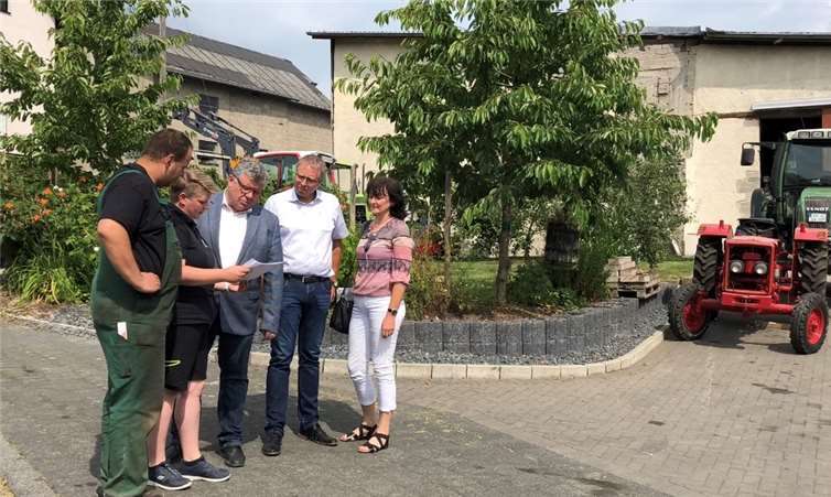 Die Werkstatt für Landmaschinentechnik in der ehemaligen Scheune (von links): die Bauherren Dennis und Nina Puderbach, Michael Mahlert (Erster Kreisbeigeordneter), Ortsbürgermeister Achim Braasch und Margit Rödder-Rasbach, Dorferneuerungsbeauftragte des Landkreises.Kreisverwaltung