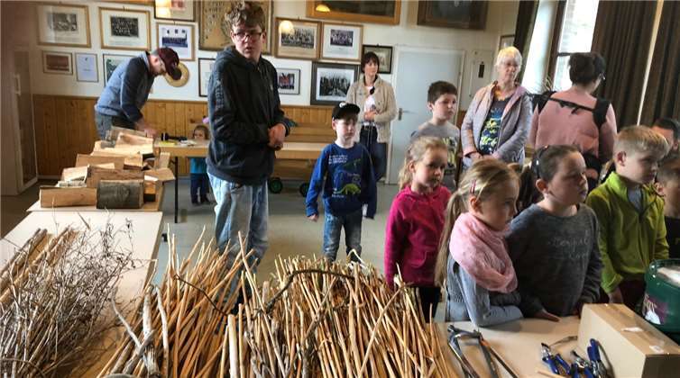 Die Werkstatt in der Alten Schule glich schnell einem mittelständischen Handwerksbetrieb.Fotos: privat
