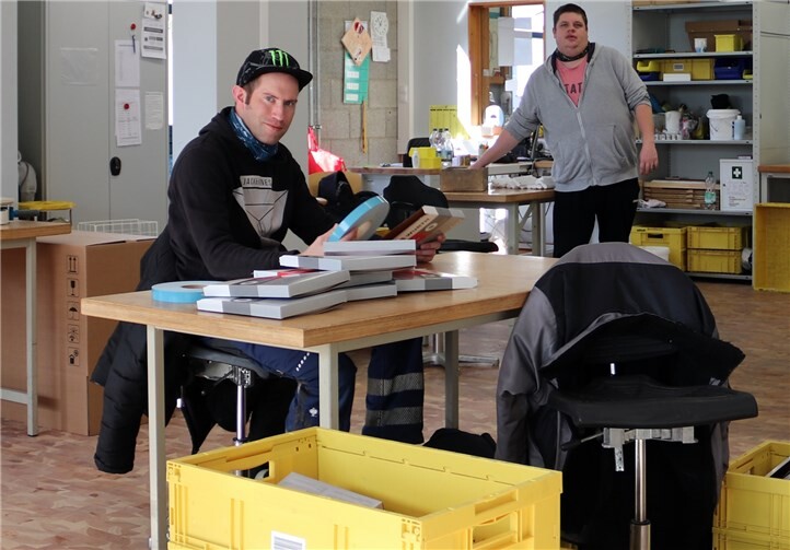 Die Werkstattbeschäftigten Oliver Hayen (links) und Marcus Wahlscheidt an ihrem neuen Arbeitsplatz. Fotos: Caritas Werkstätten, Polch