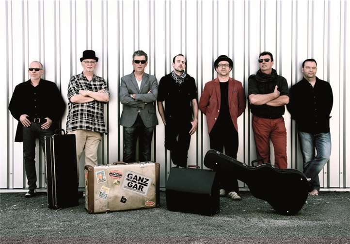 Die Westernhagen Tribute Band „Ganz & Gar“ macht den Auftakt beim Event „Rock und Wein“. privat