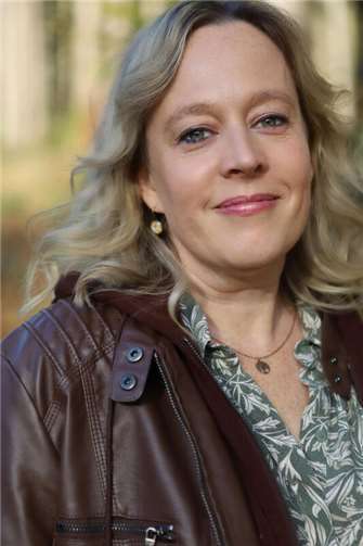 Die Westerwälder Autorin Susanne Arnold liest am 13. November in der Klosterbuchhandlung auf dem Waldbreitbacher Klosterberg.  Foto: Susanne Arnold