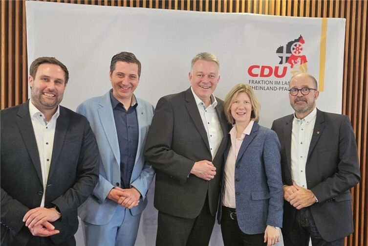Die Westerwälder CDU-Landtagsabgeordneten freuen sich mit dem künftigen Ministerpräsidenten Gordon Schnieder über den gemeinsamen Wahlerfolg (v.l.n.r.) Johannes Behner, Janick Pape, Gordon Schnieder, Jenny Groß und Peter Moskopp.	