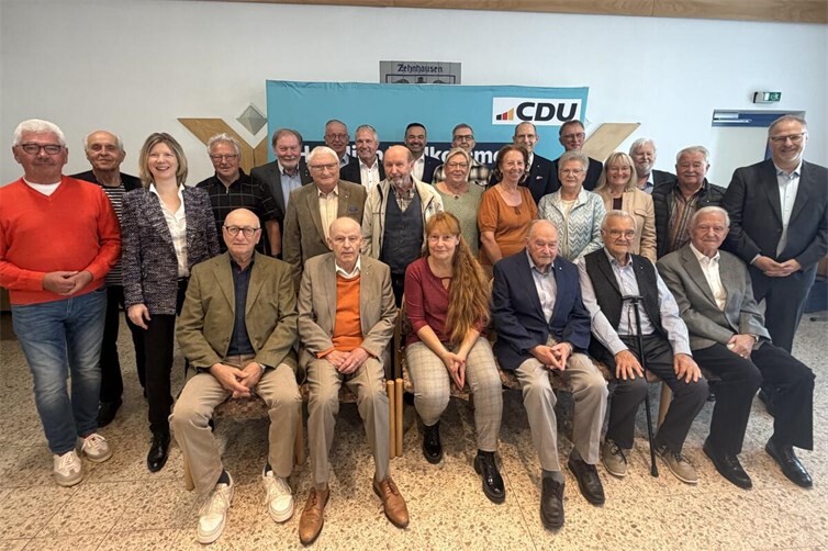Die Westerwälder Christdemokraten ehrten langjährige Mitglieder (v.l.n.r.) Günter Beuler, Eduard Huppertz, CDU-Kreisvorsitzende Jenny Groß, Franz-Josef Hassenteufel, Kurt Jung, Peter Dick, Ulrich Karl, Wilfried Schlotter, Gerhard Theis, Landrat Klaus Lütkefedder, Bernd Leithardt, Roland Weimer MdL, Heike Korb, Monika Denter-Döring, Andreas Eberz, Edith Pfeiffer, Uwe Baumgärtner, Günter Abel, Edelgard Braun, Wolfgang Baldus, Norbert Linden, Helga Gerhardus, Klaus Peter Schäfer, Paul Weiand, Ottmar Neust und Harald Orthey MdB.