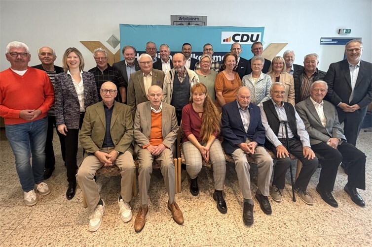 Die Westerwälder Christdemokraten ehrten langjährige Mitglieder (v.l.n.r.) Günter Beuler, Eduard Huppertz, CDU-Kreisvorsitzende Jenny Groß, Franz-Josef Hassenteufel, Kurt Jung, Peter Dick, Ulrich Karl, Wilfried Schlotter, Gerhard Theis, Landrat Klaus Lütkefedder, Bernd Leithardt, Roland Weimer MdL, Heike Korb, Monika Denter-Döring, Andreas Eberz, Edith Pfeiffer, Uwe Baumgärtner, Günter Abel, Edelgard Braun, Wolfgang Baldus, Norbert Linden, Helga Gerhardus, Klaus Peter Schäfer, Paul Weiand, Ottmar Neust und Harald Orthey MdB.