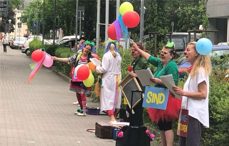 Die Westerwälder Clowndoktoren in Aktion vor einer Wohneinrichtung.Quelle: Westerwälder Clowndoktoren